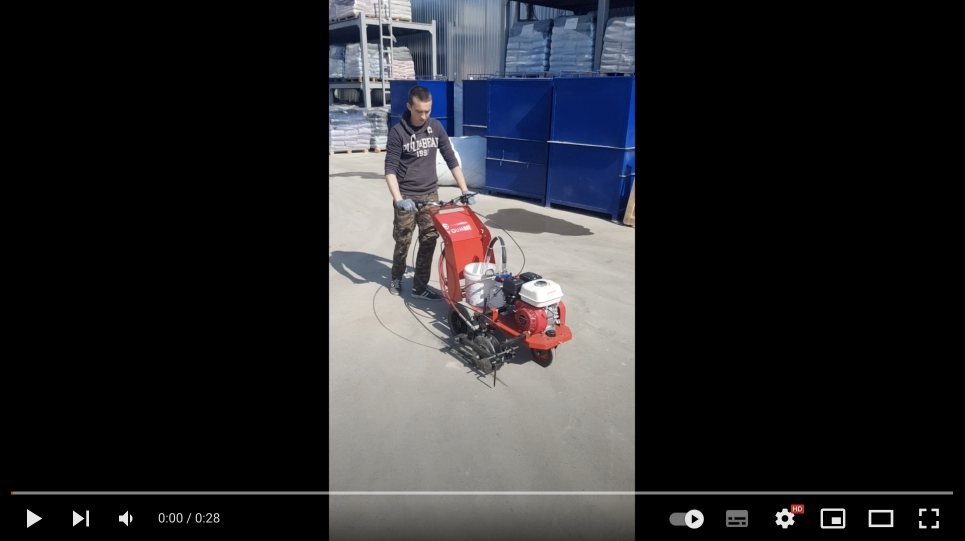 Демонстрация работы разметочной машинки для резиновой крошки